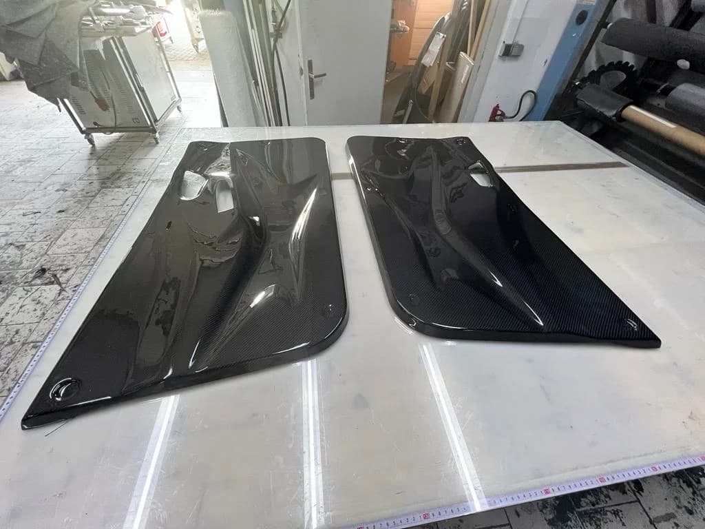 Paar Carbon Sichtcarbon Türinnenverkleidungen BMW F22 / F87 M2 auf Arbeitstisch