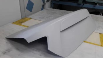 Carbon Kofferraumdeckel Toyota GT86, seitliche Ansicht der Außenform auf Arbeitsfläche
