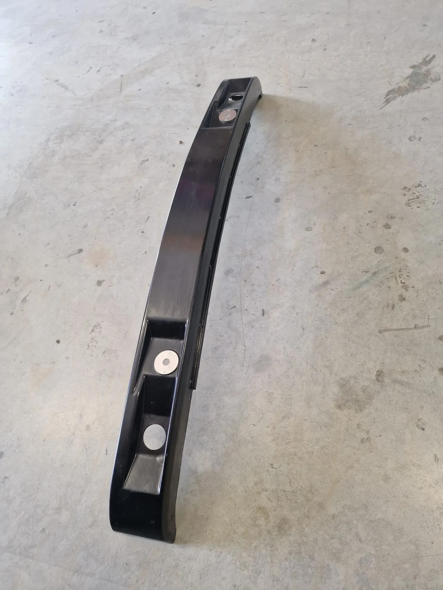 Leichter Carbon Stoßstangenträger BMW E30 M3 – schräge Perspektive zur Formdarstellung