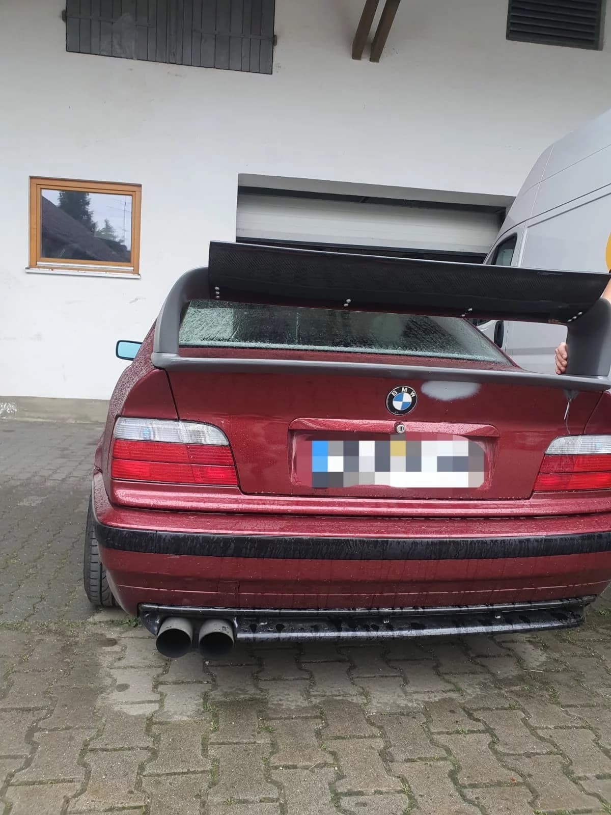 Carbon-Heckspoiler mit Flap auf BMW E36 Limousine, montiert auf Kofferraumdeckel, Heckansicht