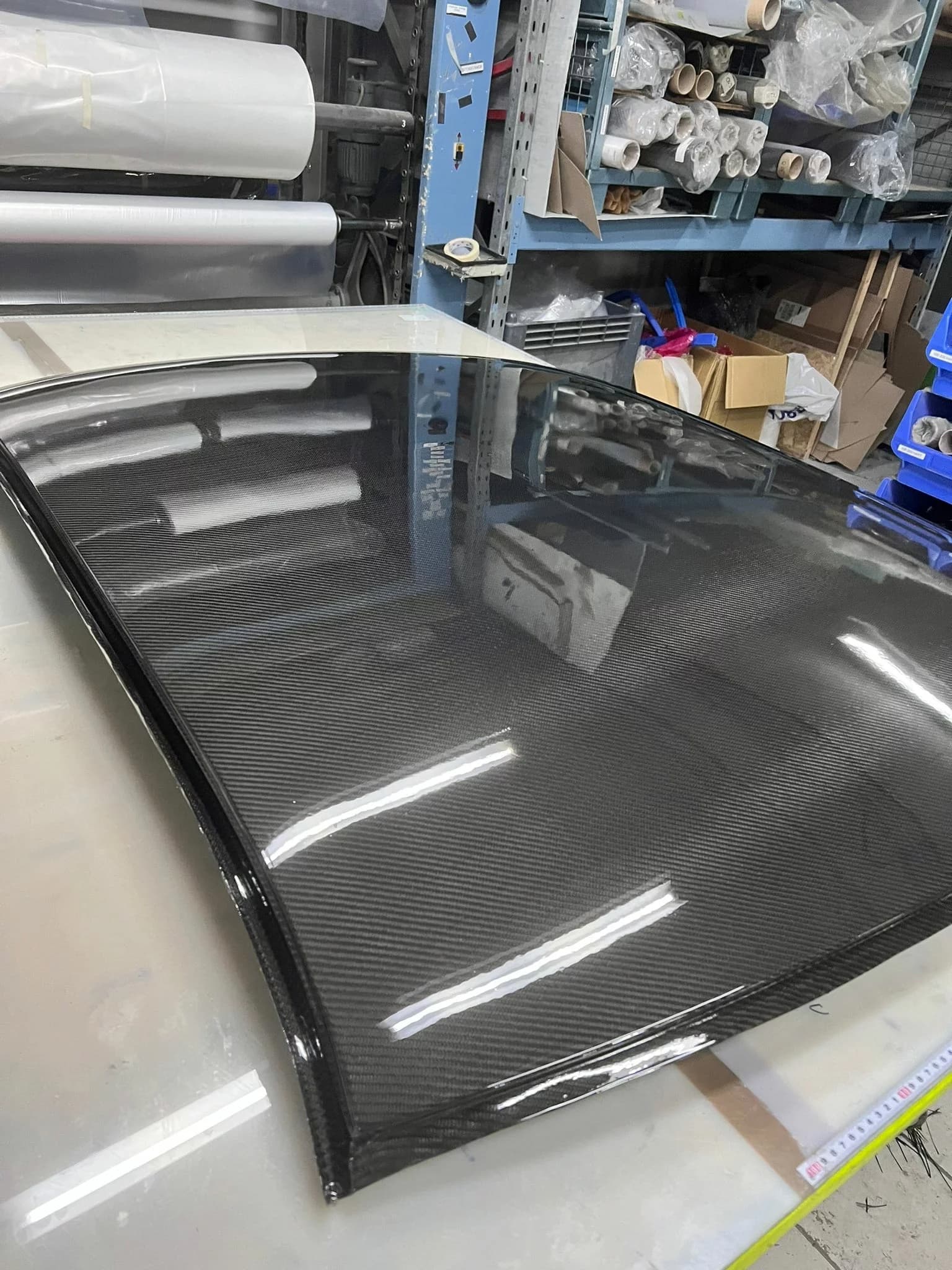 Sichtcarbon Dach BMW E36 mit hochglänzendem Finish und Reflexionen