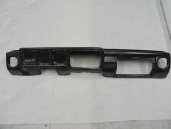 Carbon-Armaturenbrett Alfa Romeo GTV – Rückansicht mit Aussparungen für Instrumente und Lüftung