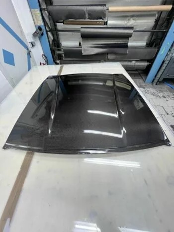 Sichtcarbon Dach Toyota GT86, unmontiertes Carbon-Dach auf Werkbank in Draufsicht