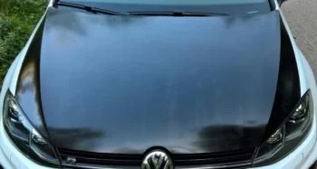 Carbon Motorhaube VW Golf 7 R, Detailansicht der montierten Haube von vorne