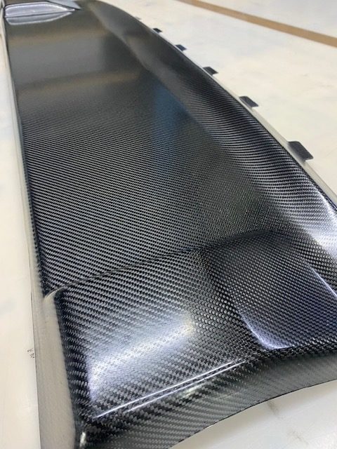 Rückseitige Schräge der Carbon-Hutablage für BMW E30, Detail der Formübergänge und Materialstärke