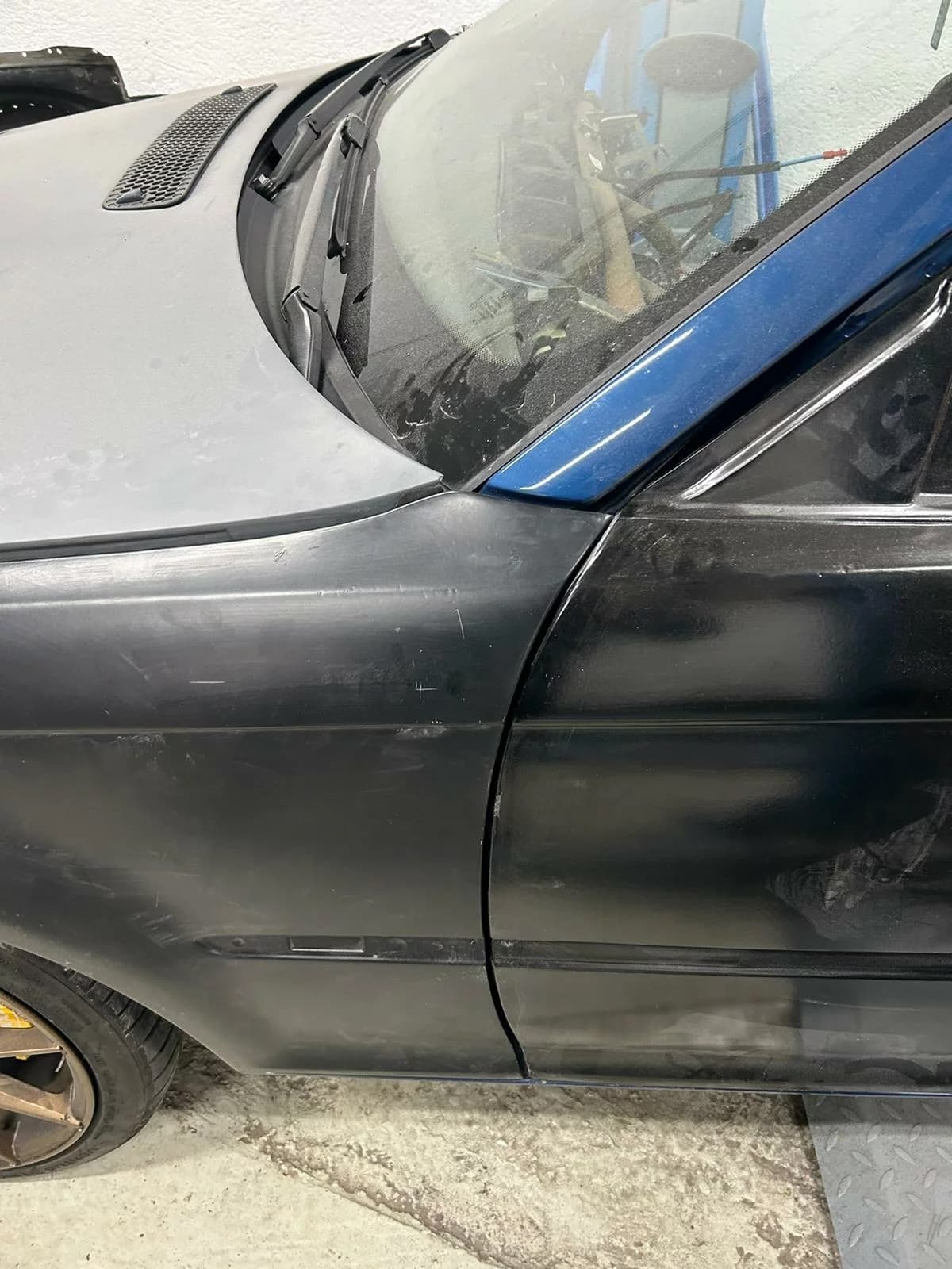 Seitliche Detailaufnahme Carbon Kotflügel BMW E46 M3 im montierten Zustand