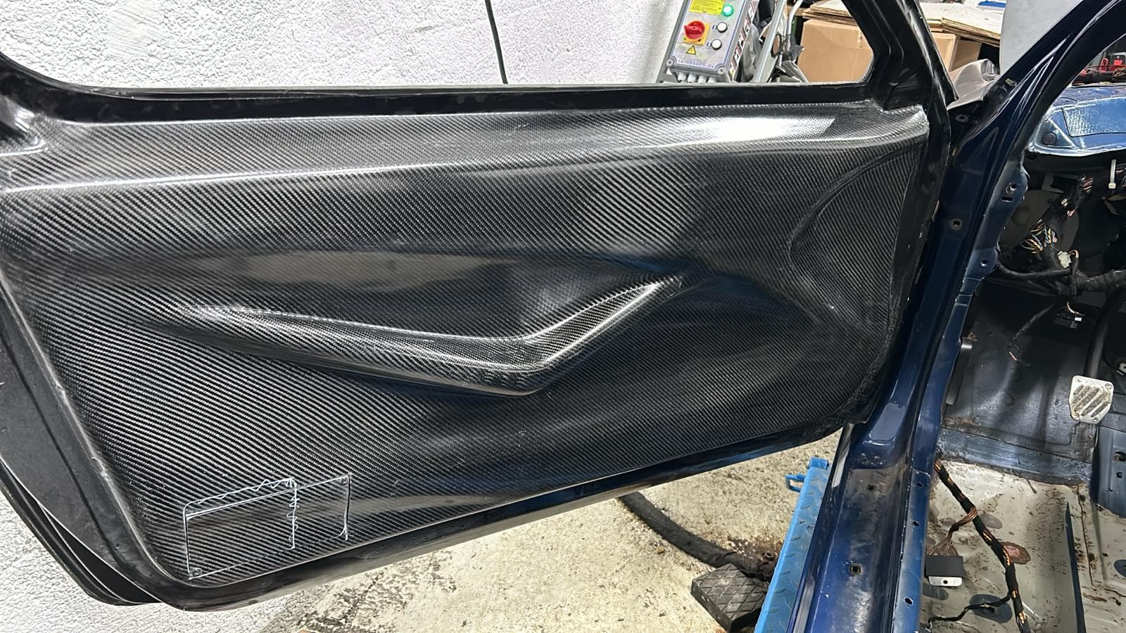 Carbon-Türverkleidung BMW E46, montiert im Fahrzeug mit Sichtcarbon-Oberfläche