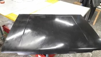 Carbon Motorhaube Toyota Starlet KP61 / KP62, Außenansicht der Haube in Sichtcarbon auf Werkbank