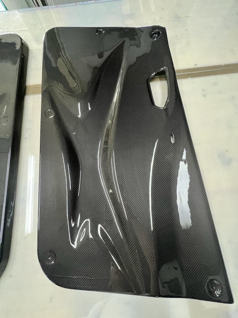 Carbon Türinnenverkleidung BMW F22 / F87 M2, hochglänzende Oberfläche im Detail