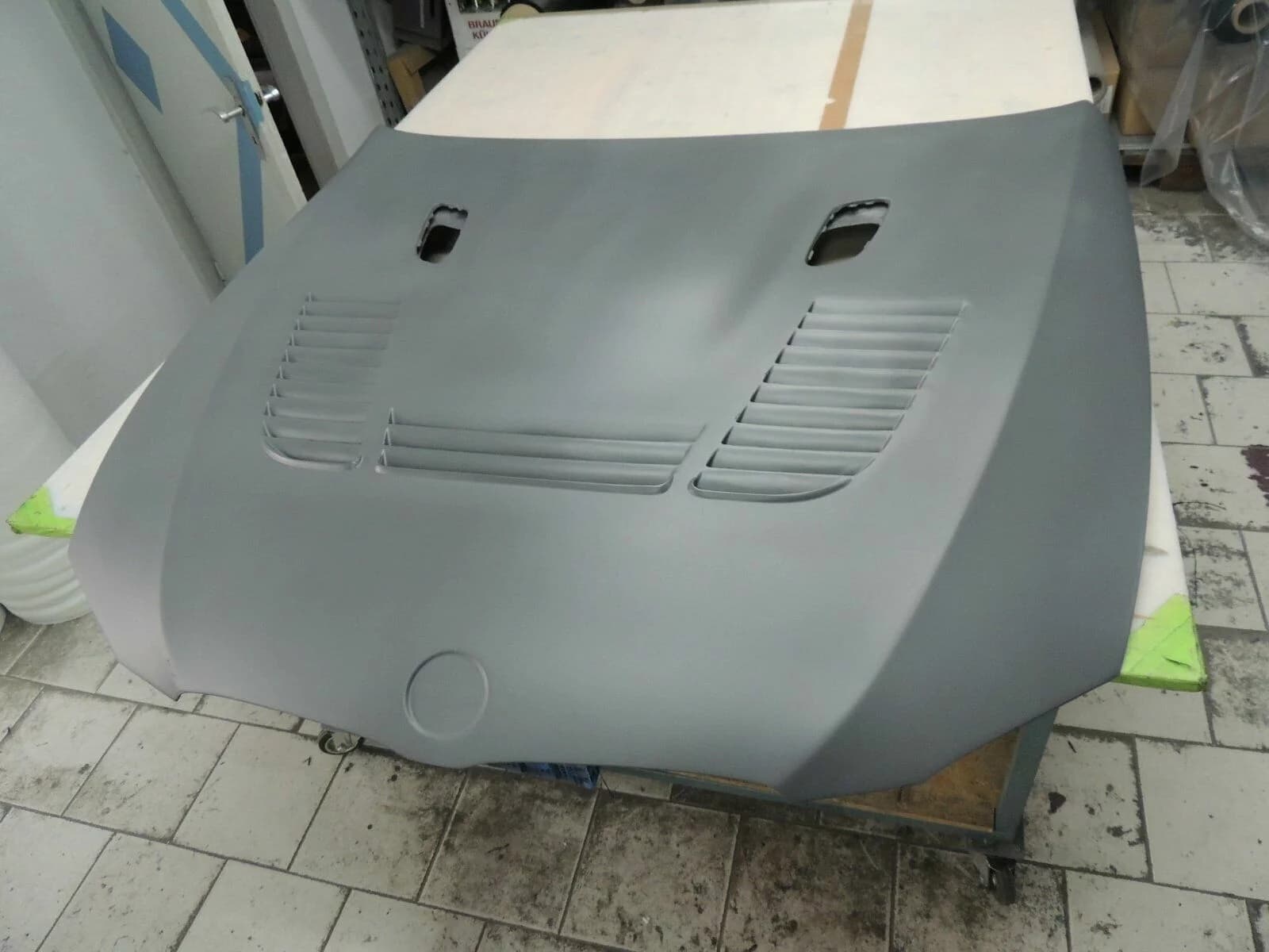 Graue Carbon-Motorhaube für BMW E92 M3, Ansicht von vorne