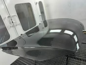 Carbon Motorhaube VW Golf 7 R, schräge Seitenansicht der unmontierten Haube in Sichtcarbon