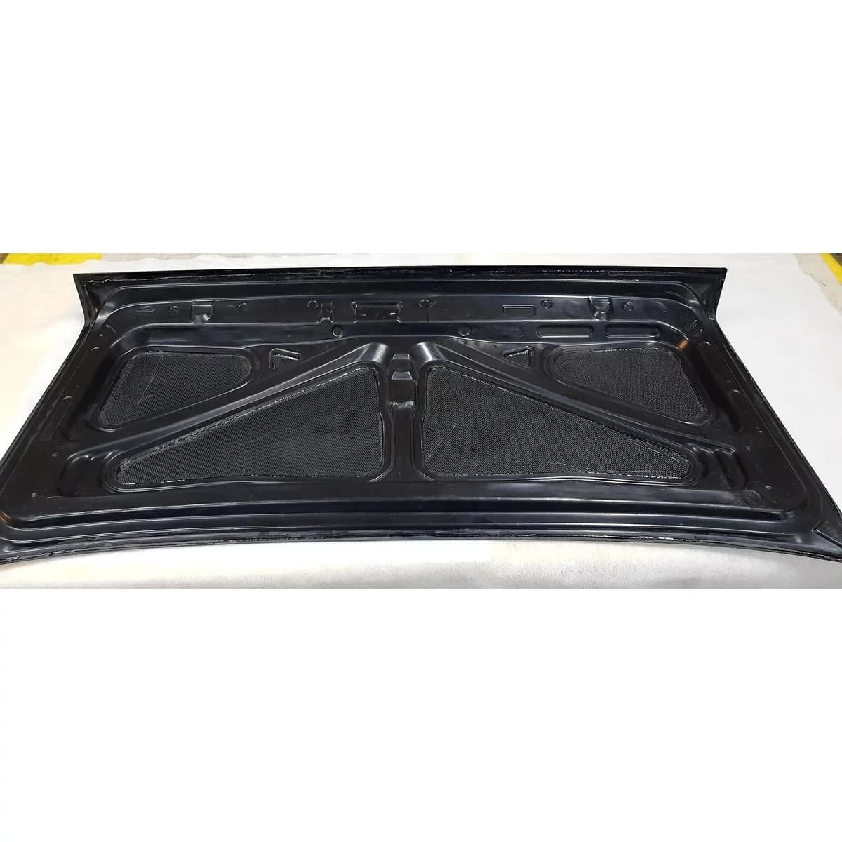 Unterseite des Carbon-Kofferraumdeckels für BMW E30 in Gesamtansicht, innere Verstärkungsstruktur sichtbar.