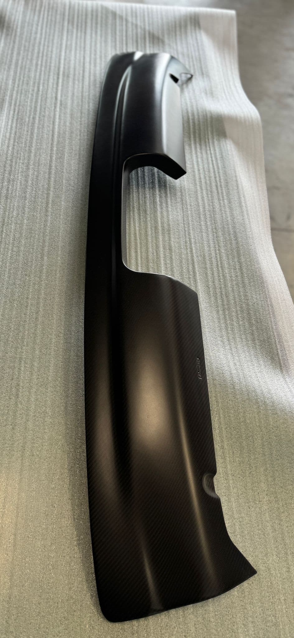 Carbon Heckdiffusor BMW E46 M3 CSL – Seitenansicht des einteiligen Diffusors in Sichtcarbon