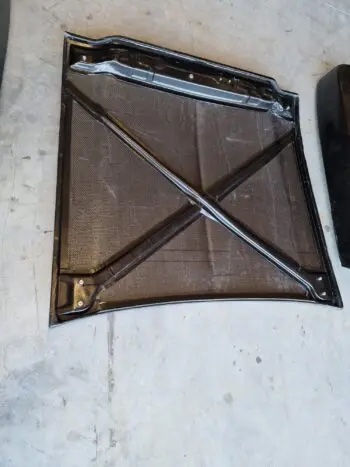 Carbon Motorhaube Ford Escort MK1, Innenansicht mit X-förmiger Verstrebung auf Werkstattboden
