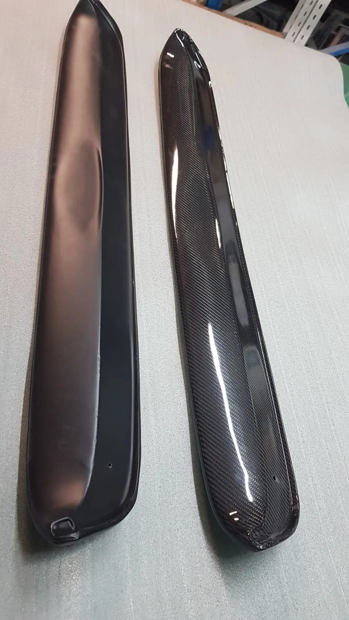 Vergleich: Dachkantenspoiler für BMW E30 Touring (M-Tech II) in Sichtcarbon (Hochglanz) und schwarz lackiert, beide Varianten nebeneinander