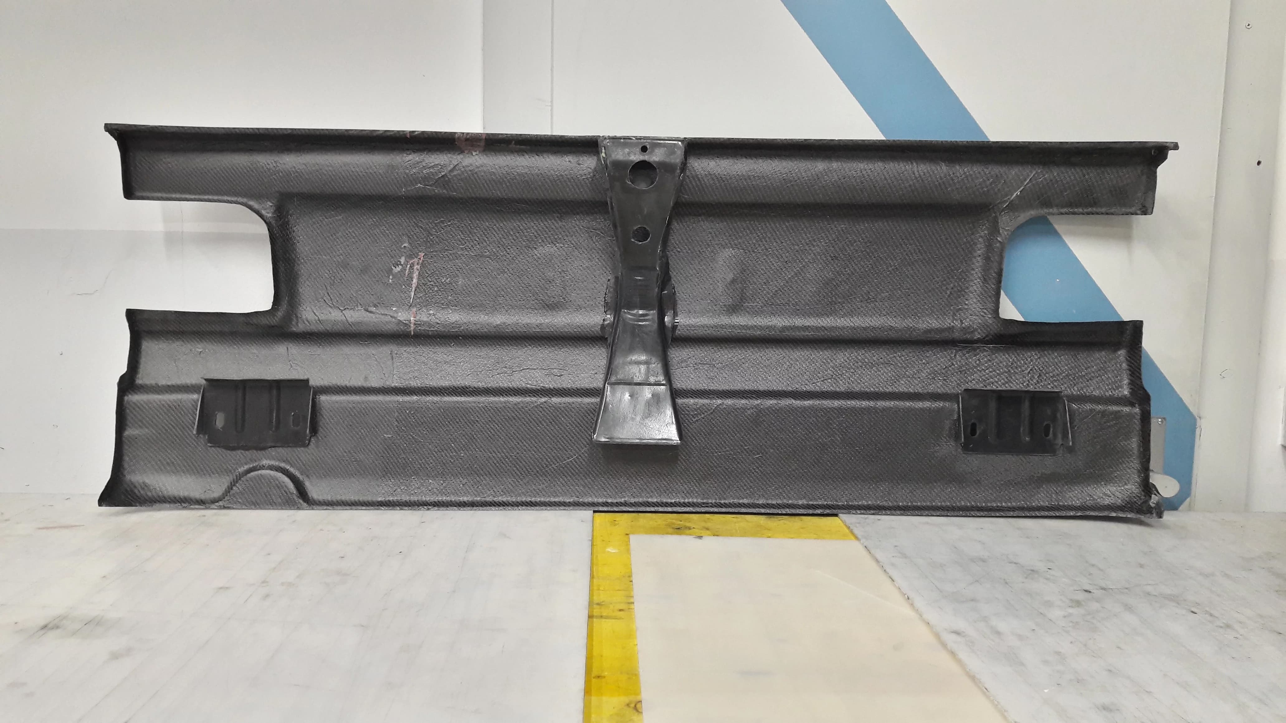 Innenseite vom Carbon Heckblech mit Aussparungen für eckige Rücklichter des BMW E10 1502-2002