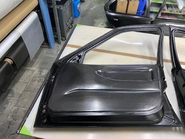 Carbon Tür BMW E36 Limousine – Seitenansicht der Türinnenschale aus Carbon