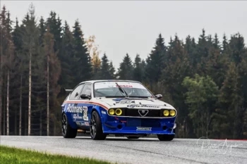 Alfa Romeo GTV Rennfahrzeug auf der Strecke, Frontansicht mit breiter Karosserie und Zusatzscheinwerfern