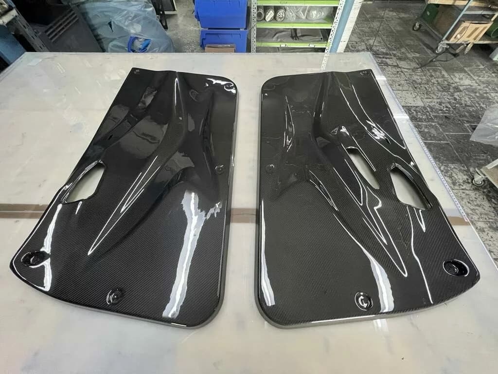 Carbon Sichtcarbon Türinnenverkleidung BMW F22 / F87 M2 – Set auf Werkbank, hochglänzend