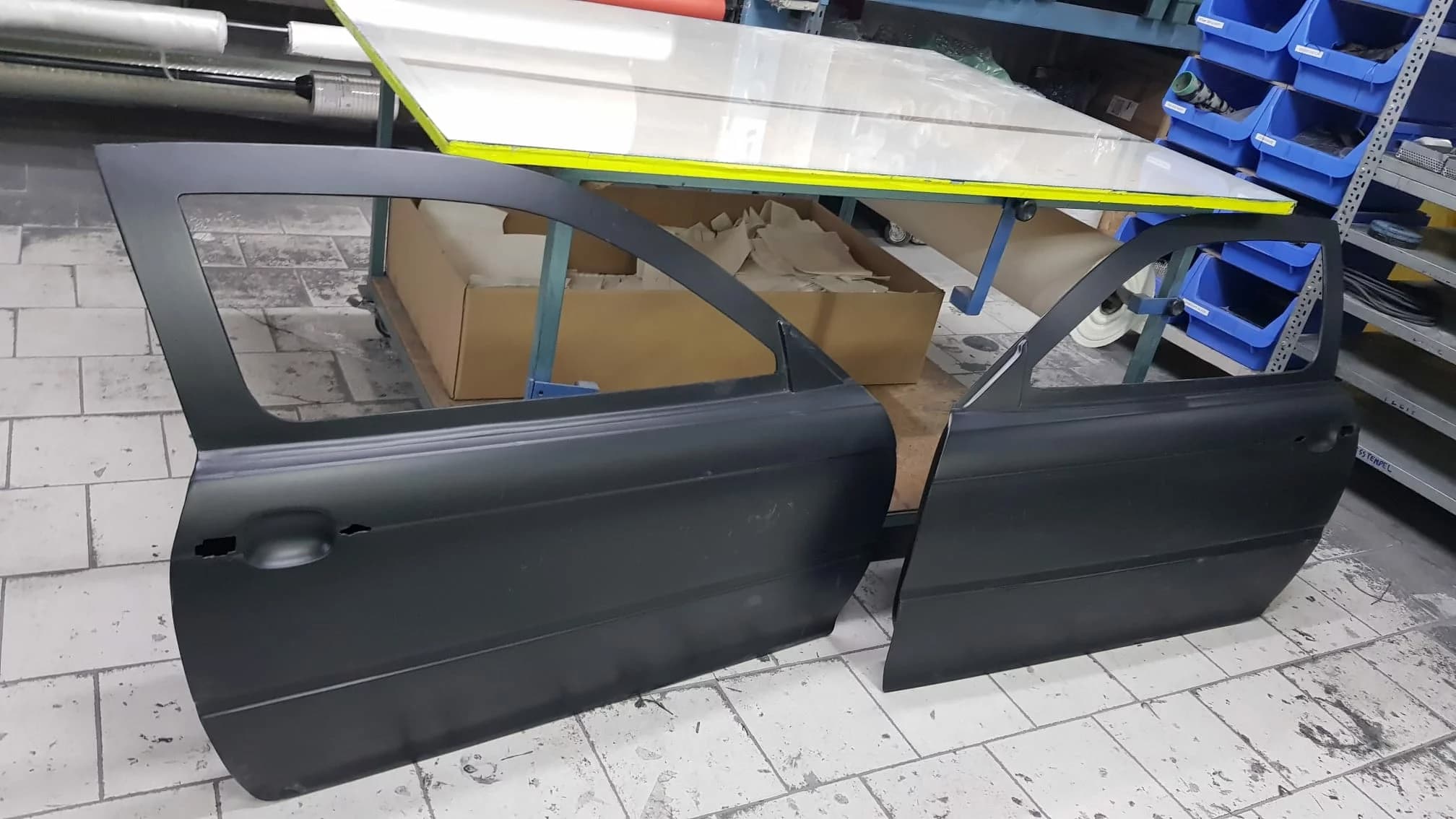 Carbon-Tür BMW E46 Coupé/M3, Seitenansicht außen mit Fensterrahmen