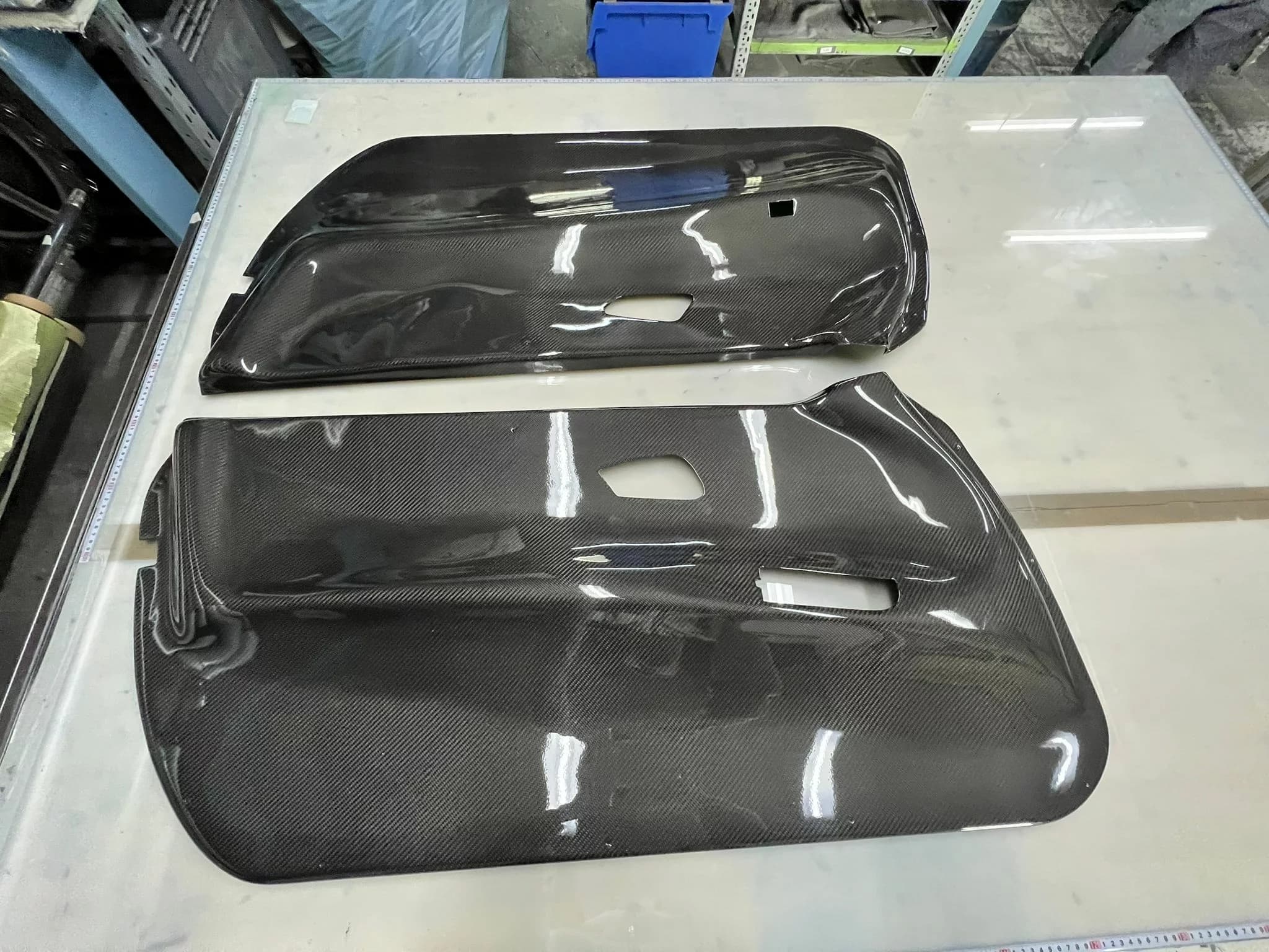 BMW E92 Türinnenverkleidung aus Sichtcarbon, Set nebeneinander auf Arbeitstisch präsentiert