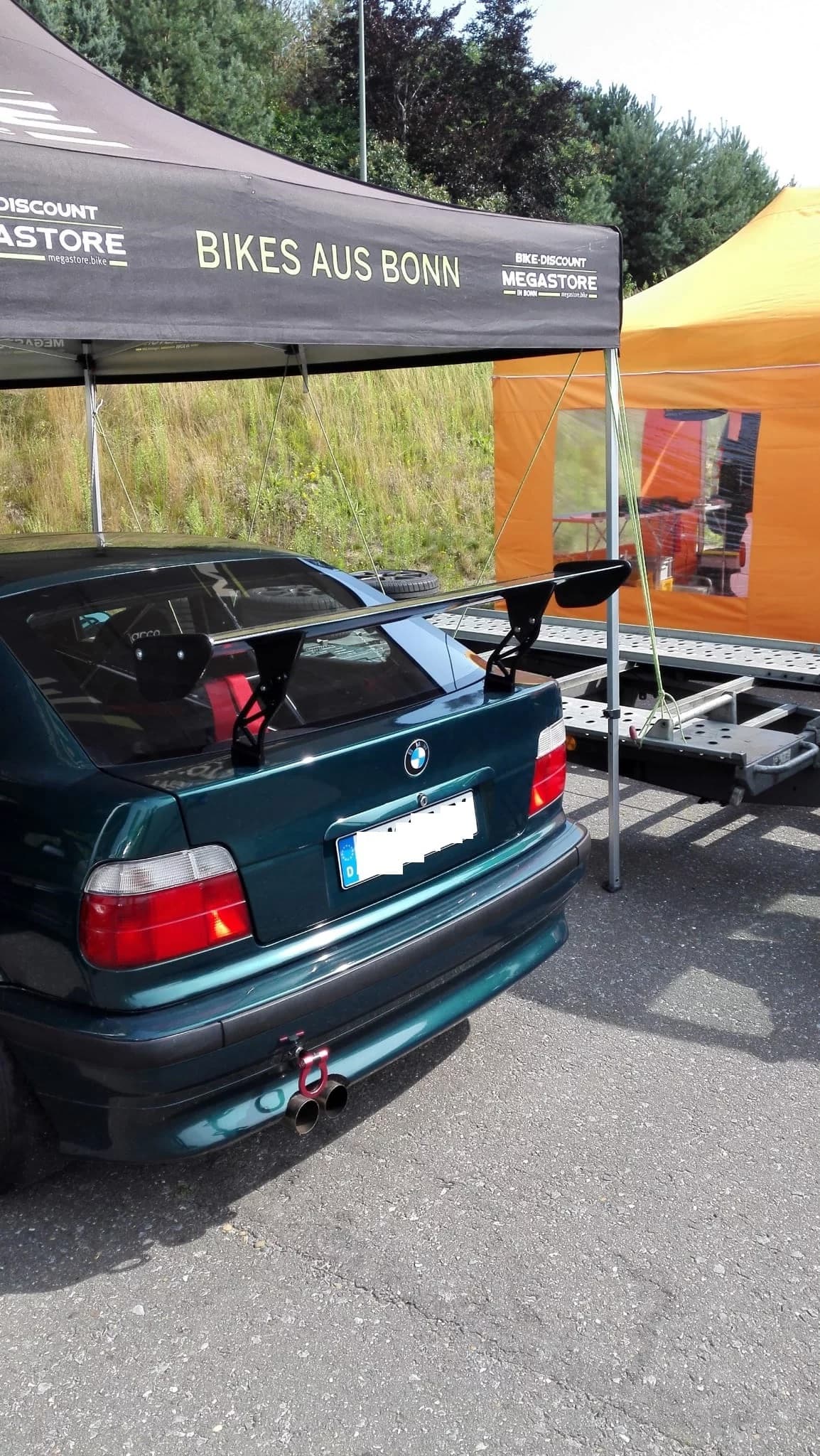BMW E36 Compact Heckansicht mit Carbon Heckklappe und Überrollkäfig