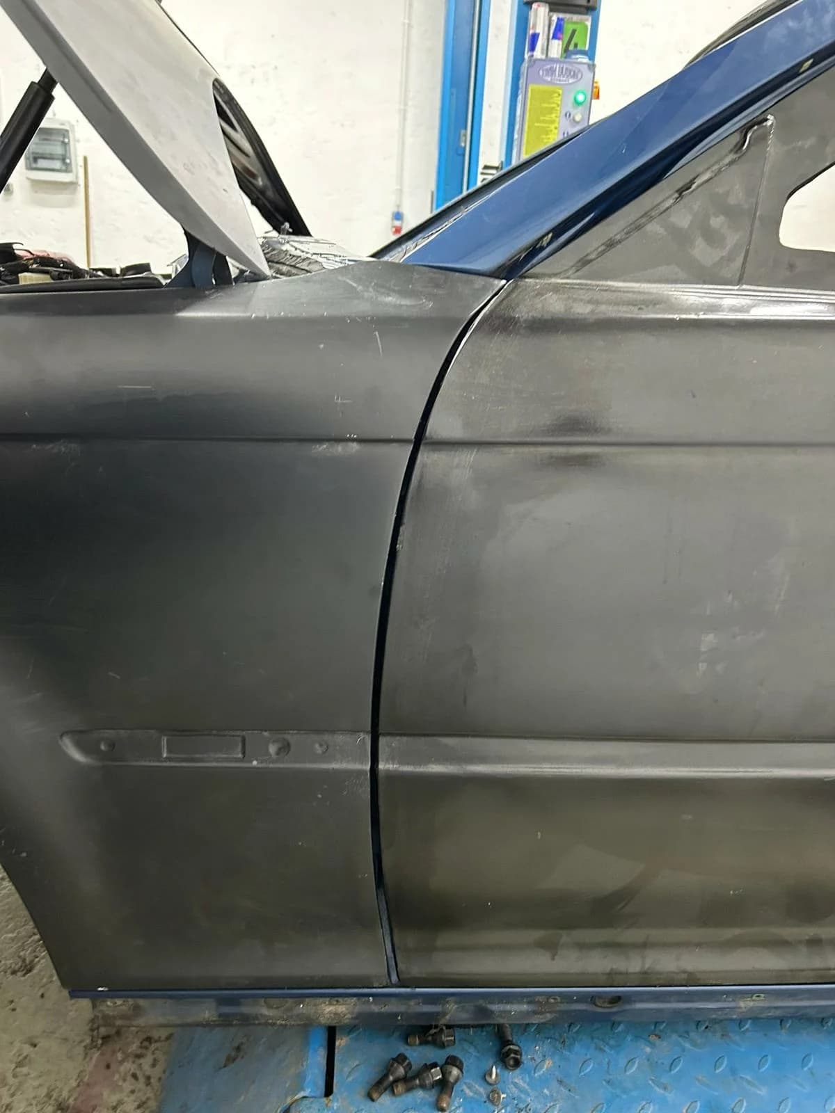Carbon-Tür rechts für BMW E46 Coupé/M3, Rohzustand außen mit Spaltmaßansicht