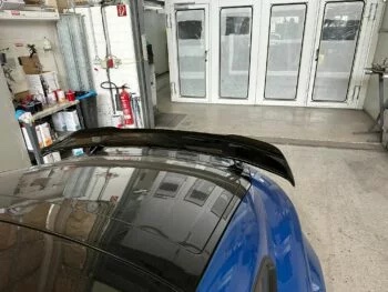 Carbon Heckspoiler Audi TTRS 8S, montiert auf Fahrzeug in Werkstattansicht von hinten