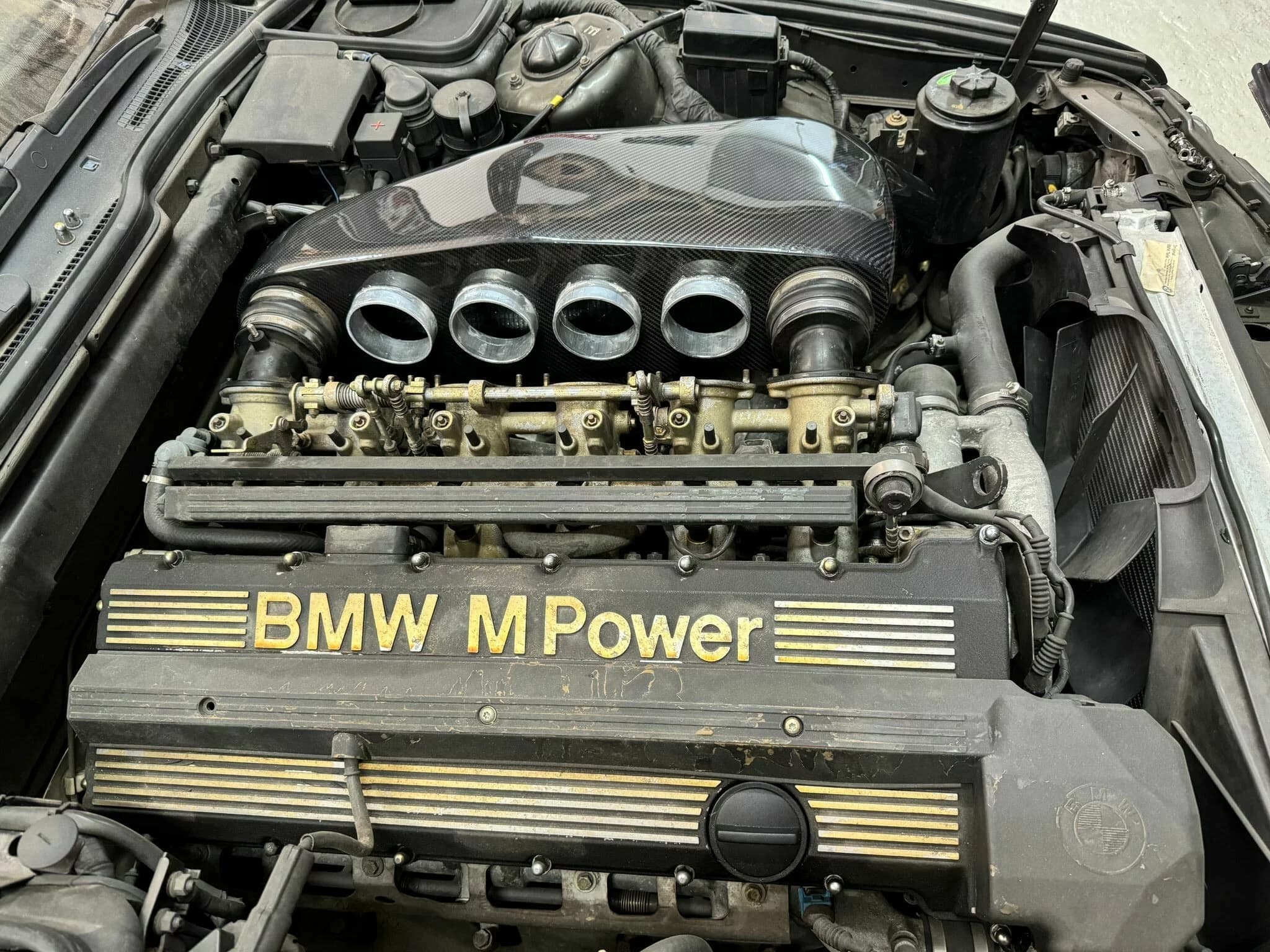 BMW E34 Motorraum mit montierter Carbon-Airbox und Einzeldrosselklappen