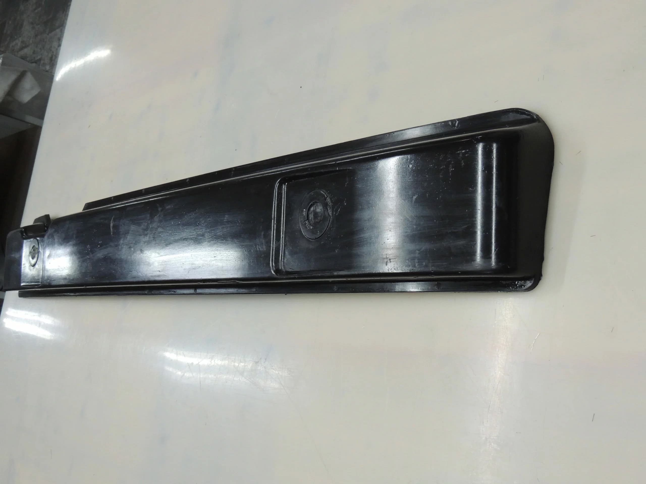 Heckstoßstangenträger-Endstück BMW E30 M3 – schwarze Oberfläche mit Befestigungsaufnahme