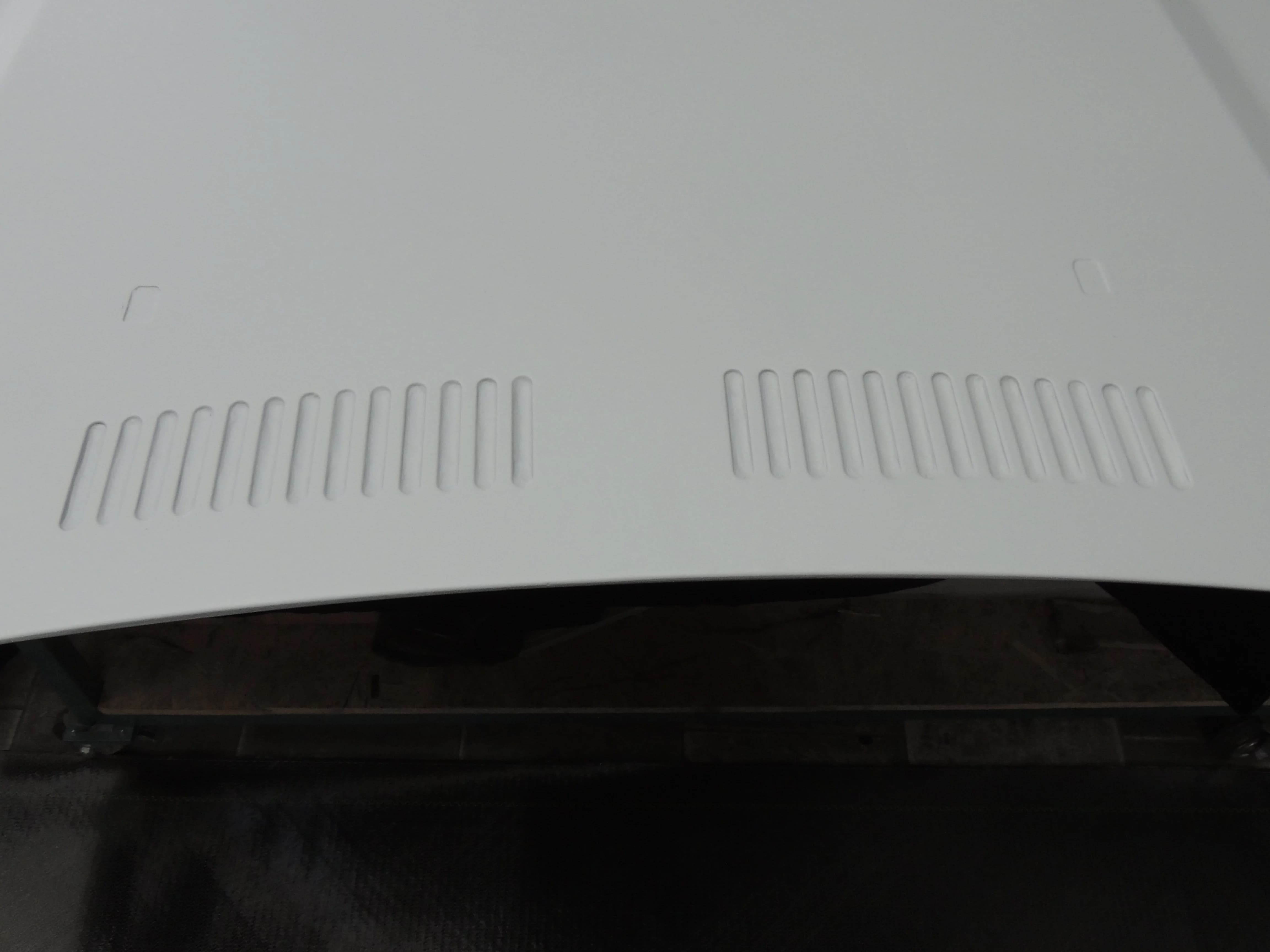 Detailansicht der Entlüftungsschlitze an der BMW E36 Motorhaube