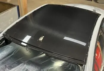 Montiertes Carbon Dach auf BMW E90, Gesamtansicht von oben
