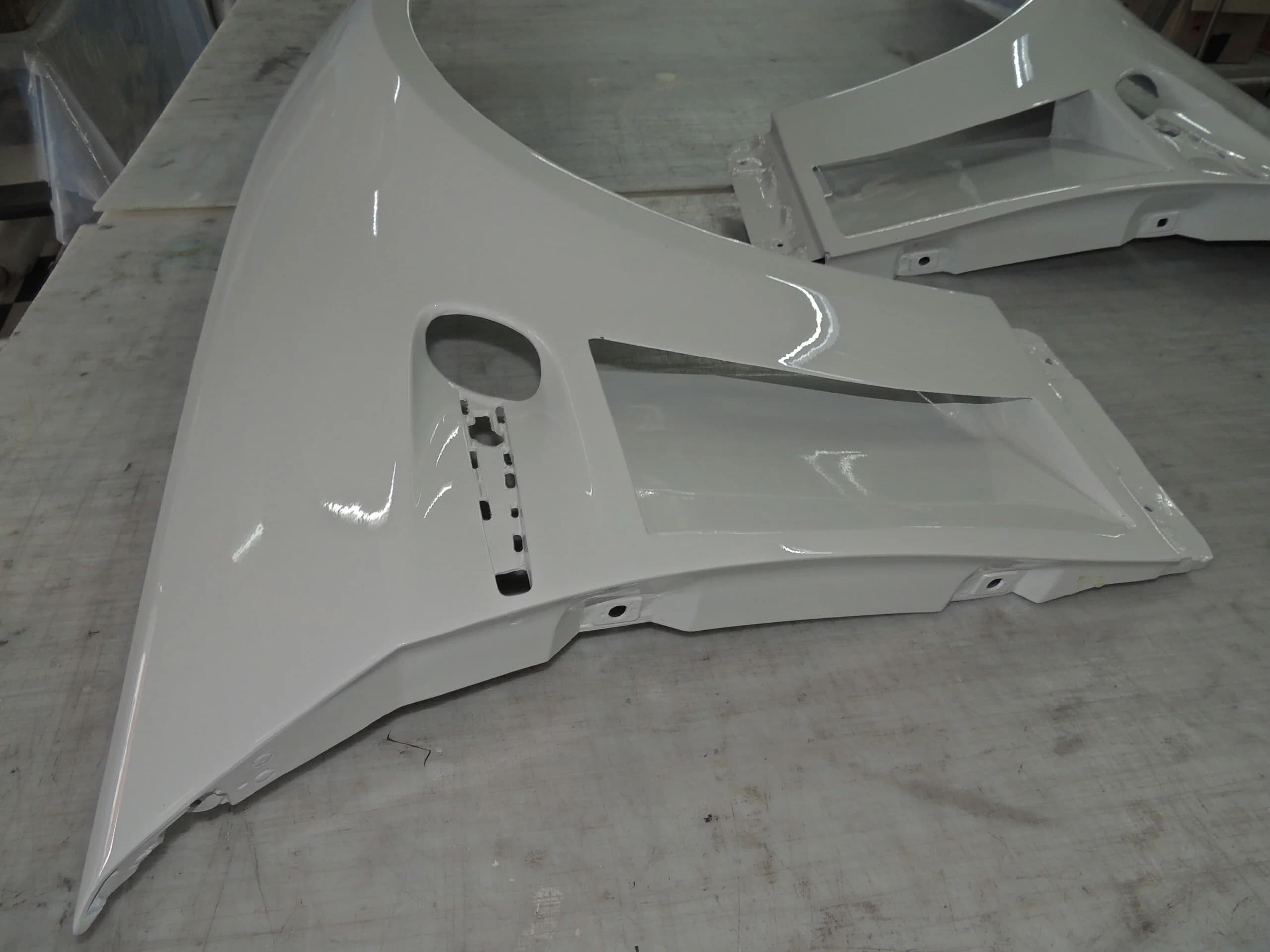 Carbon Kotflügel BMW E92 M3 OEM, weiß lackiert, Frontbereich mit Öffnung für Ziergitter