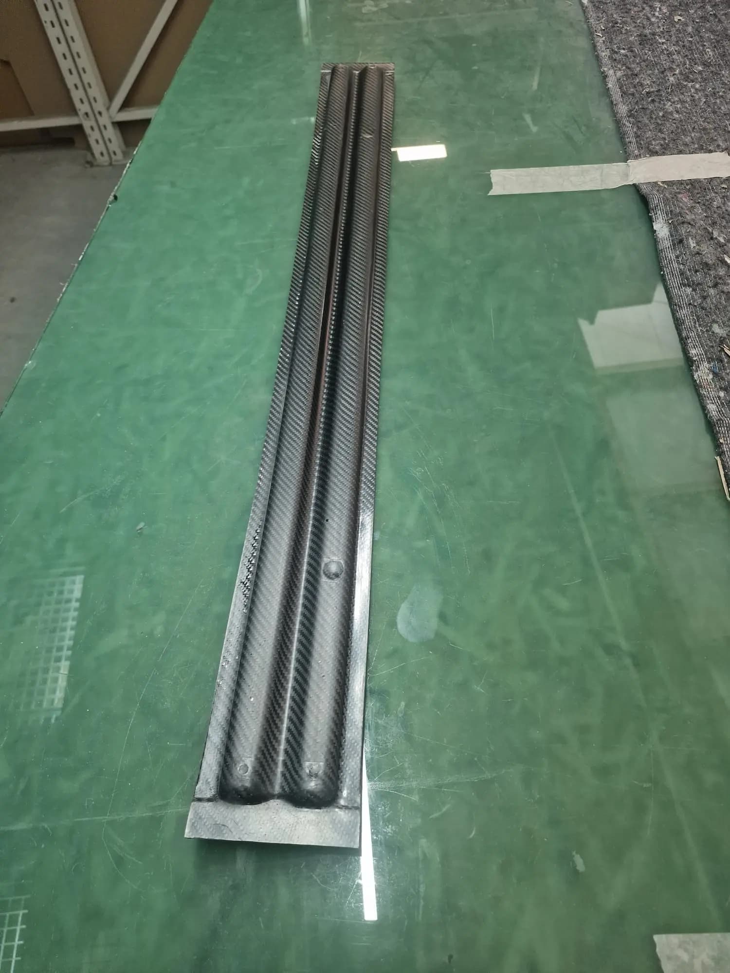 Carbon-Dachspriegel BMW E36 Limousine, Einzelteil auf Werkbank von oben