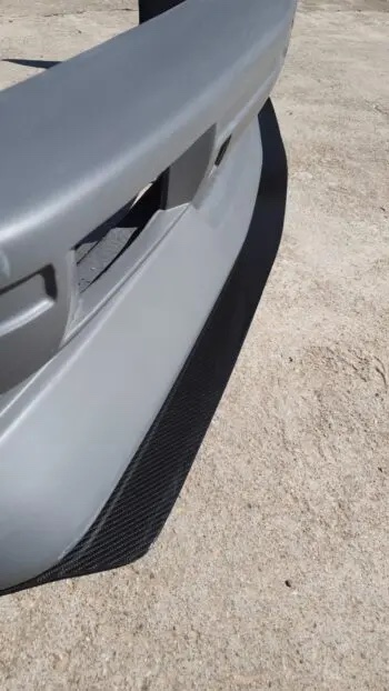 Nahaufnahme vom Spoilerschwert Frontsatz Cecetto für den BMW E30 und M3