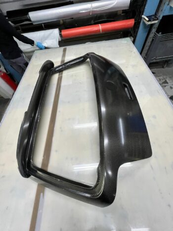 Carbon Heckklappe VW Golf 4 mit R32 Spoiler, Gesamtansicht der unmontierten Heckklappe mit Spoiler