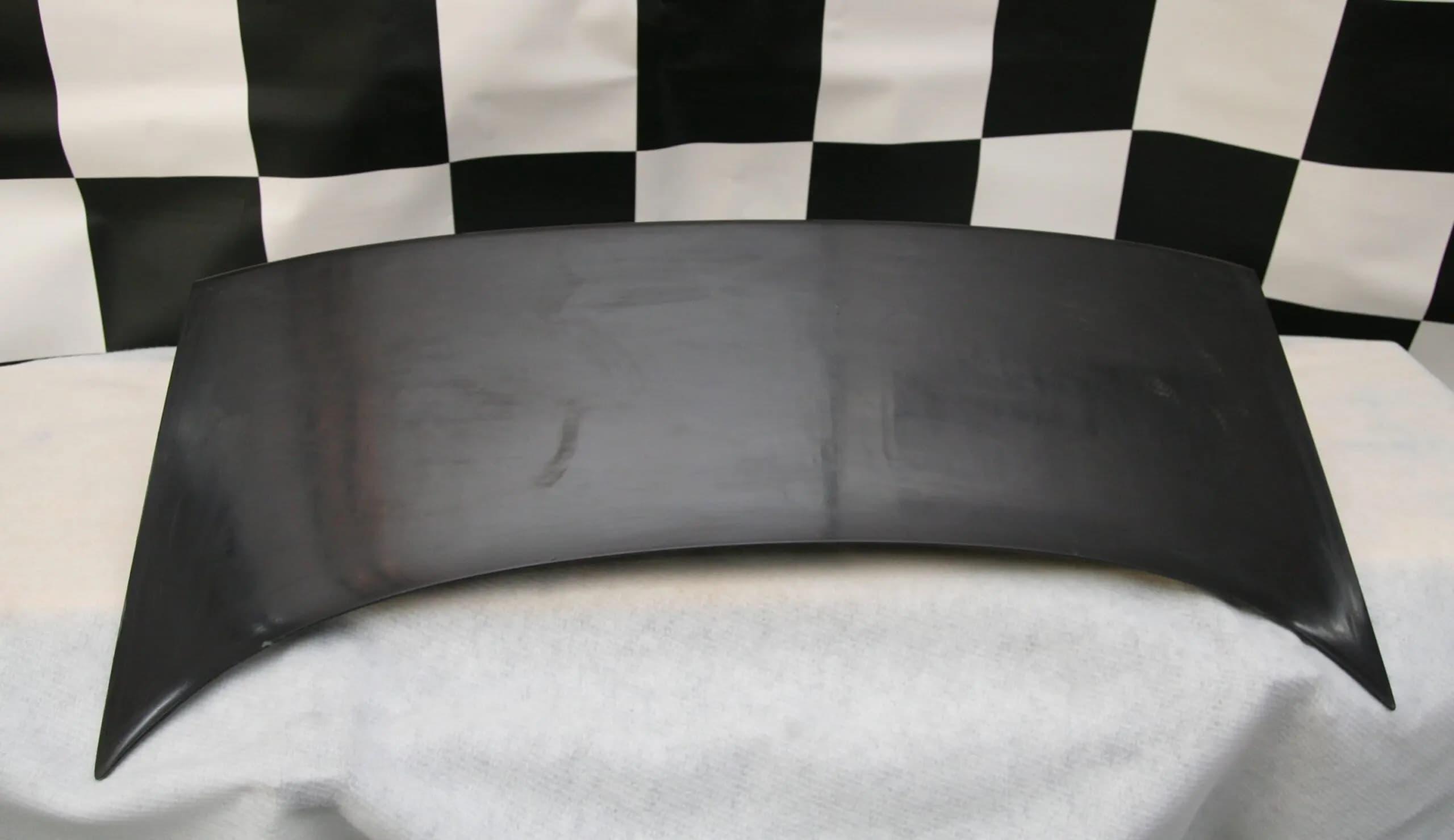 BMW E36 Coupé Heckklappe – Draufsicht mit gewölbter Carbon-Oberfläche