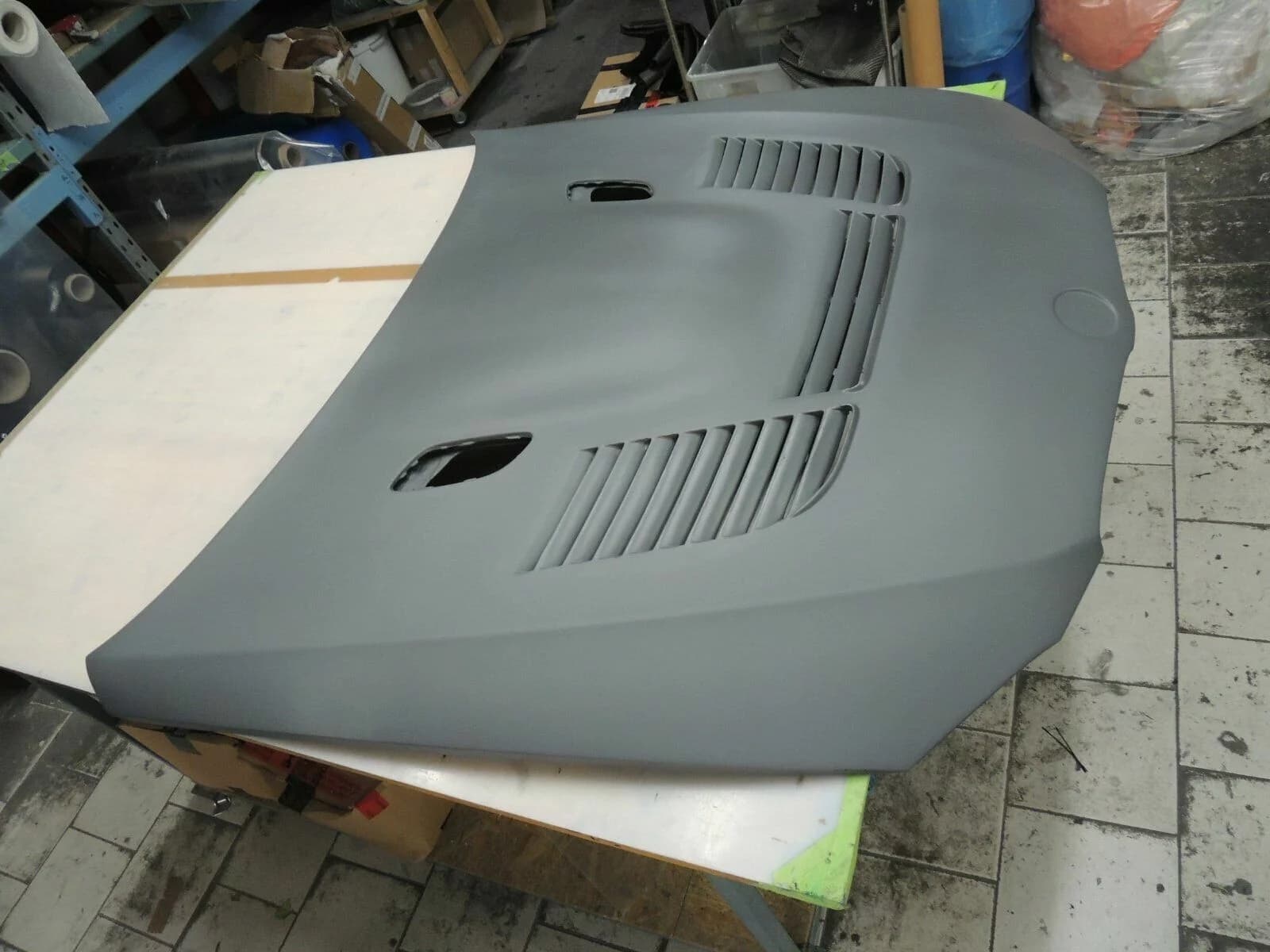 Carbon-Motorhaube für BMW E92 M3 mit integrierten Luftauslässen, Werkstattansicht