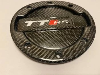 Carbon Tankdeckel Audi TT RS mit TT RS Schriftzug, unmontiert auf neutralem Untergrund