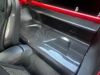 Eingebaute Carbon Abdeckung der Rücksitzbank im Audi TT Innenraum