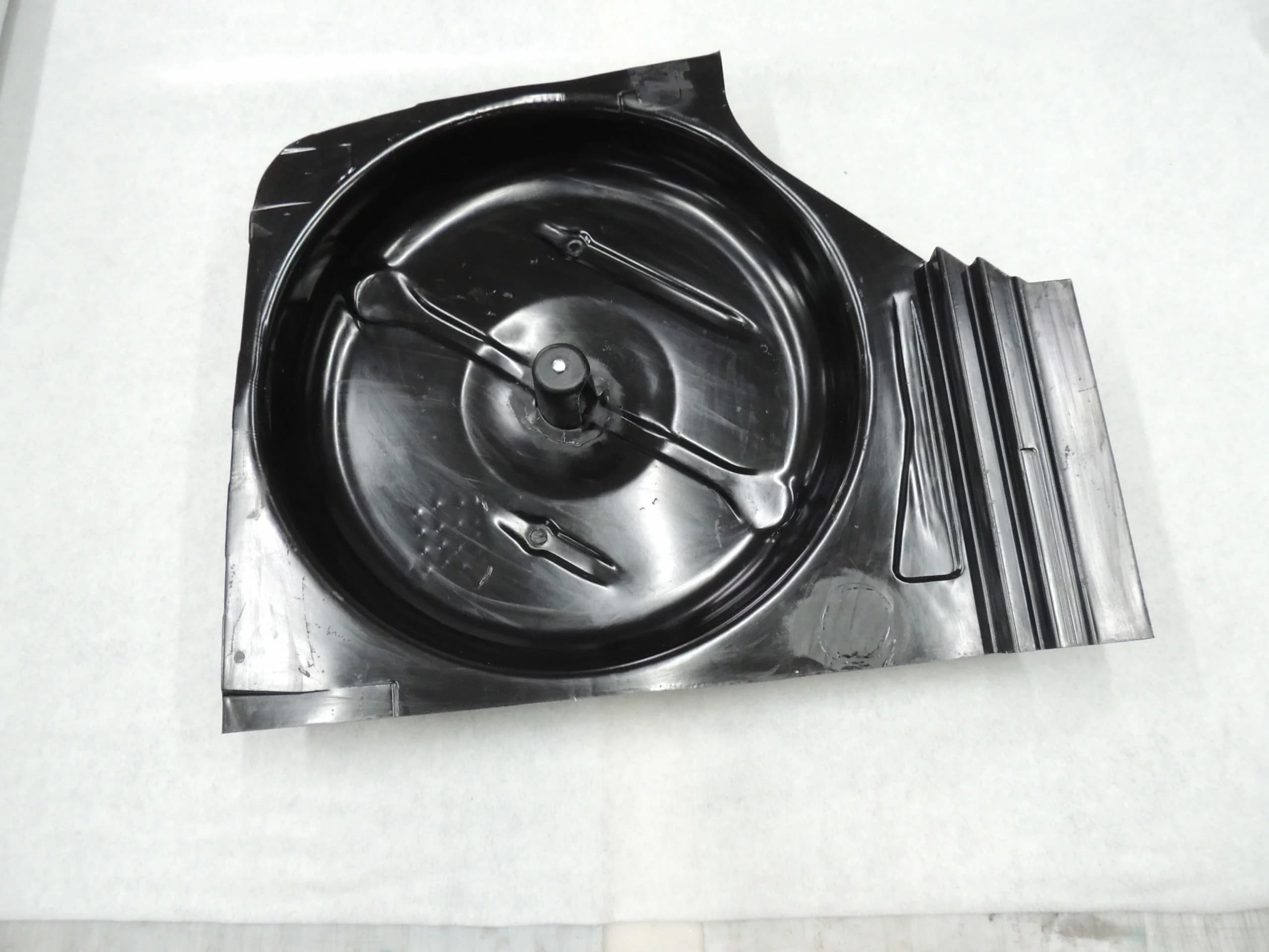 Innenseite der Reserveradmulde aus Carbon in der Kofferraumwanne für den BMW E10 1502, 1602 und 2000 - 2002