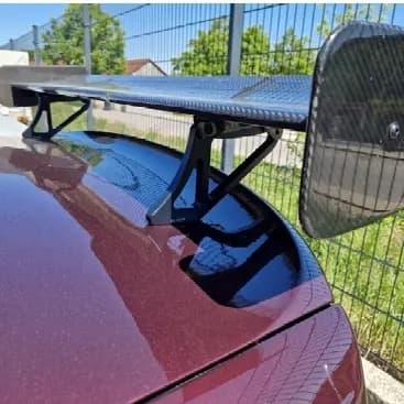 BMW M Coupé mit montiertem EM Cup Heckspoiler in Carbon, Seitenansicht auf Rennstrecke