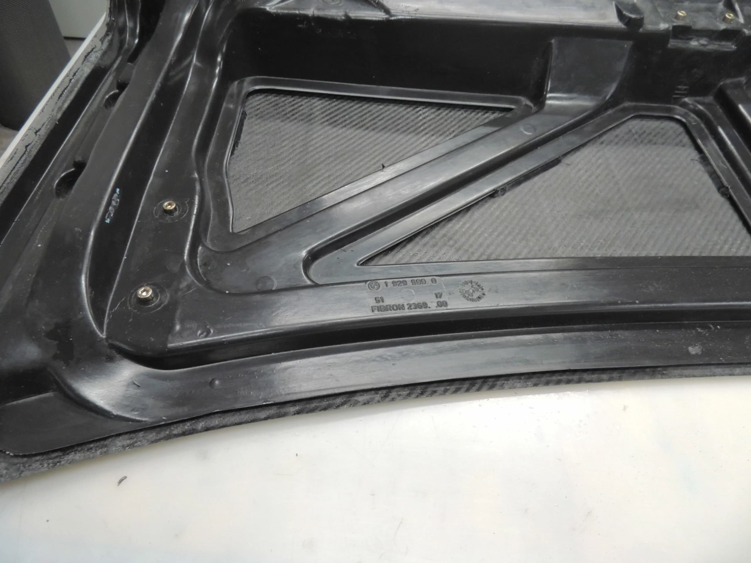 Detailansicht der Innenseite des Carbon-Kofferraumdeckels BMW E30 M3, Verstrebungen und Materialstruktur