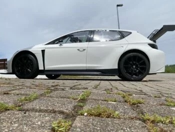 Carbon Türen SEAT Leon TCR, Seitenansicht des Fahrzeugs mit montierten Carbon-Türen