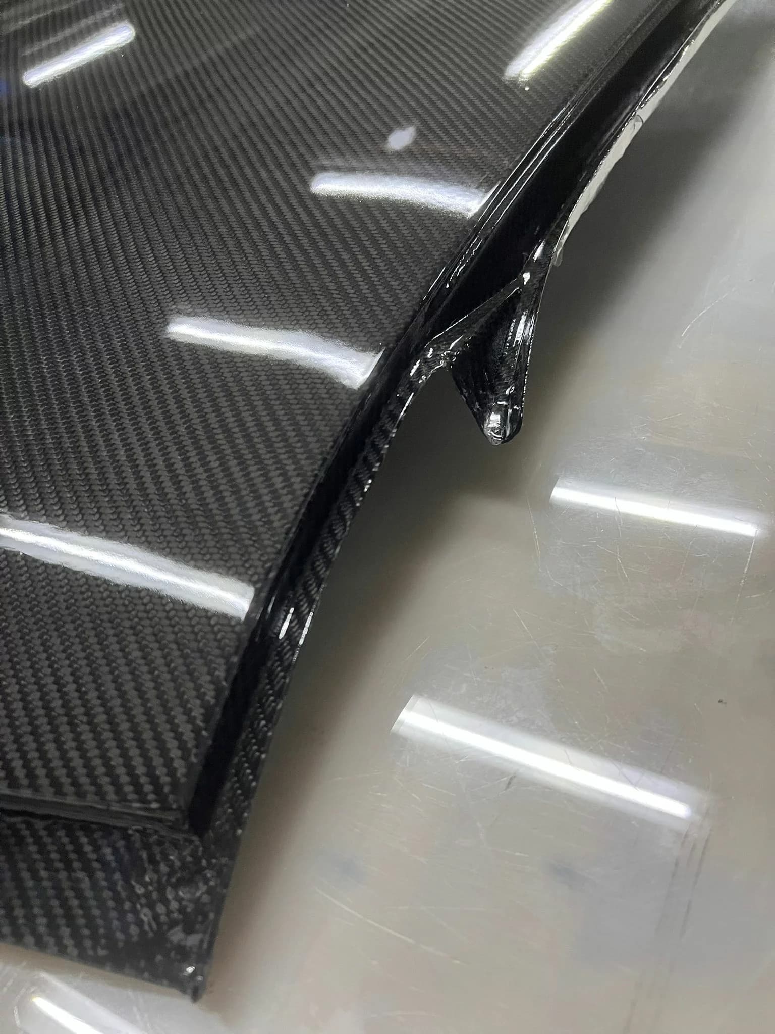 Unterkante BMW E36 Carbon-Dach, sauber laminierte Kante im Detail