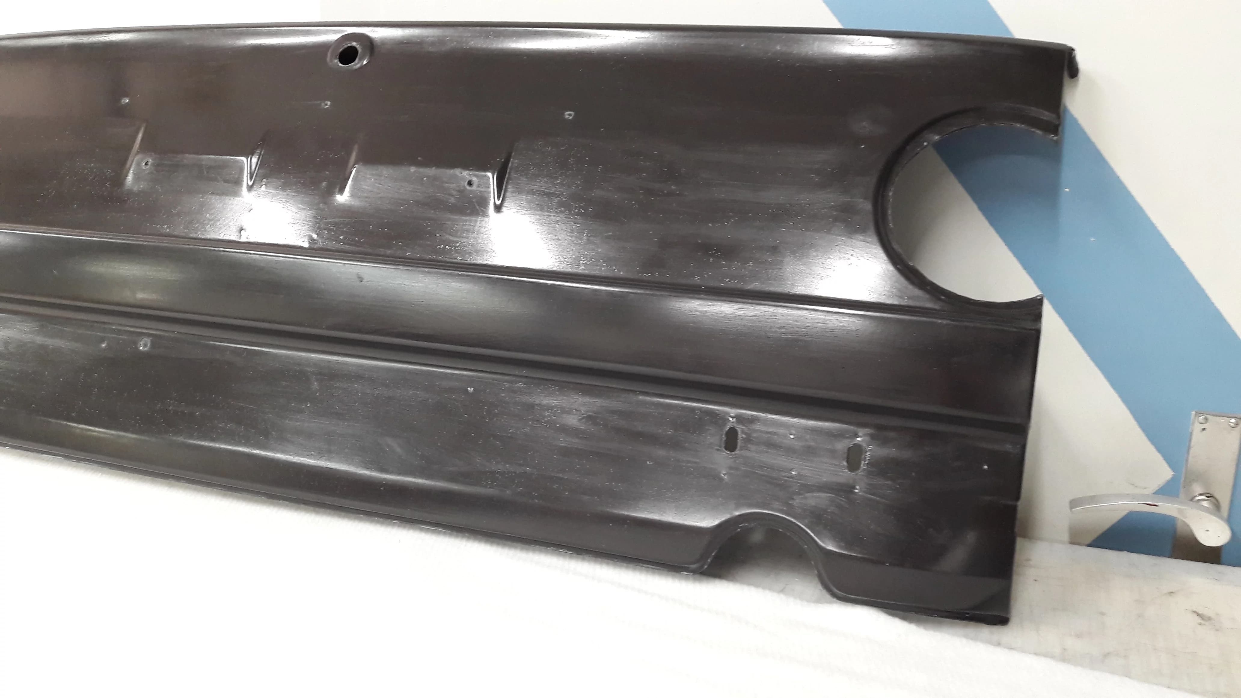 Außenseite vom Carbon Heckblech mit Aussparungen für runde Rücklichter des BMW E10 1502-2002