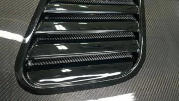 Carbon Sichtcarbon Motorhaube Toyota GT86 GTR-Style, Nahaufnahme der Lüftungsöffnung mit Carbonlamellen