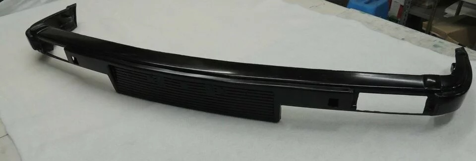BMW E30 OEM VFL Frontschürze/Frontstoßstange – Gesamtansicht auf hellem Untergrund