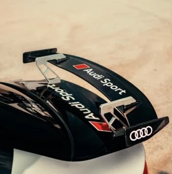 Audi RS4 Carbon-Heckflügel Detailansicht – Carbon-Heckflügel mit Audi-Sport Branding auf der Heckklappe