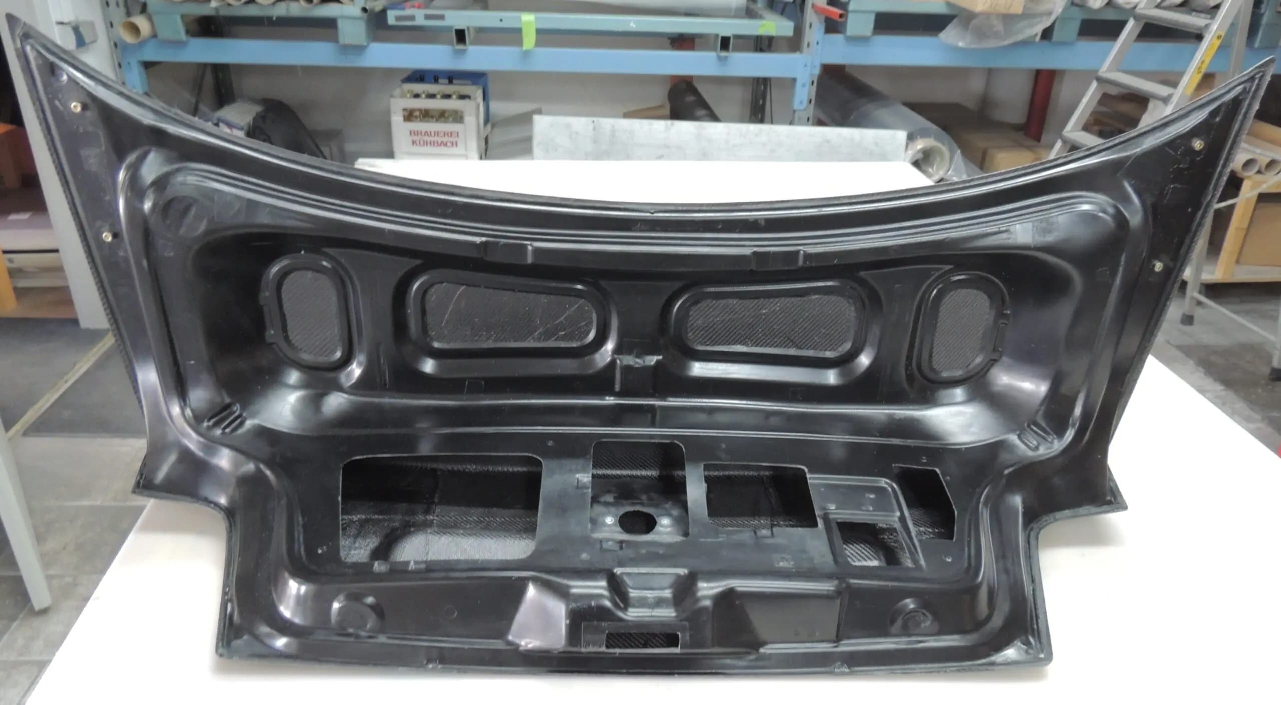 BMW E36 Coupé Carbon-Heckklappe – Innenansicht mit Struktur und Aussparungen